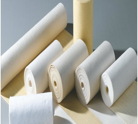 Un bon prix. Tissu filtrant perforé par aiguille industrielle non tissé de polyester pour le sac 400gsm 450gsm 500gsm 550gsm 600gsm de collecteur de poussière en ligne
